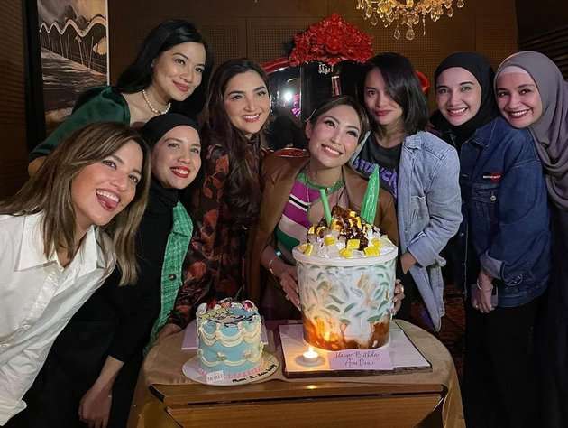 Potret Ultah Ayu Dewi Bareng Geng Seleb Sultan, Bentuk Kuenya Curi Perhatian!