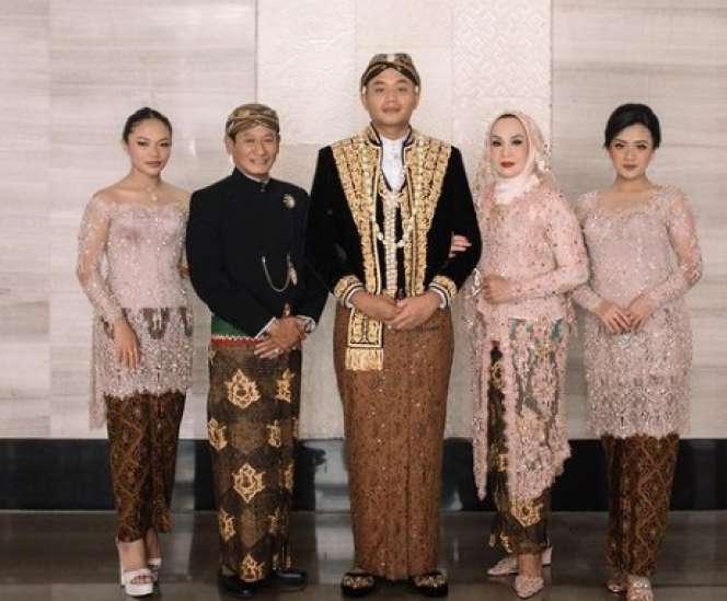 Potret Amel Carla di Pesta Pernikahan Sang Kakak, Tubuh Langsungnya Bikin Salfok