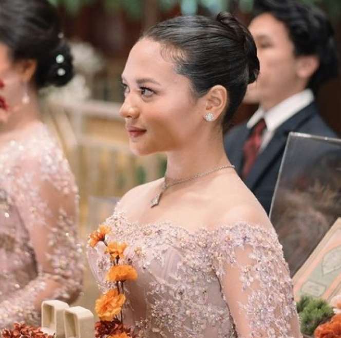 Potret Amel Carla di Pesta Pernikahan Sang Kakak, Tubuh Langsungnya Bikin Salfok