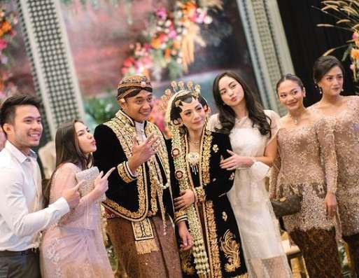 Potret Amel Carla di Pesta Pernikahan Sang Kakak, Tubuh Langsungnya Bikin Salfok