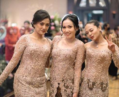 Potret Amel Carla di Pesta Pernikahan Sang Kakak, Tubuh Langsungnya Bikin Salfok