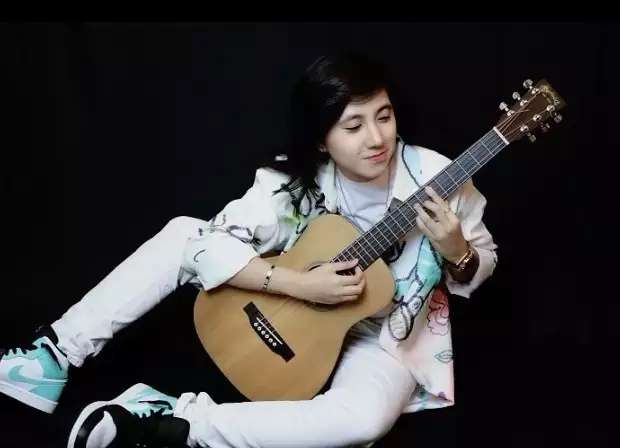 Masih Ingat Dera Indonesia Idol yang Tomboy? Kini Jadi Politisi Cantik, Lihat 8 Potretnya Sekarang