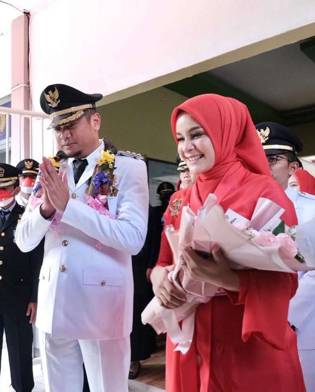 8 Potret Istri Bupati Gowa yang Viral Cantik & Bersuara Merdu, Ternyata Jebolan Ajang ini