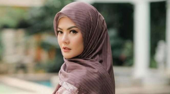 Jarang Tersorot, Potret Nita Gunawan dalam Balutan Hijab