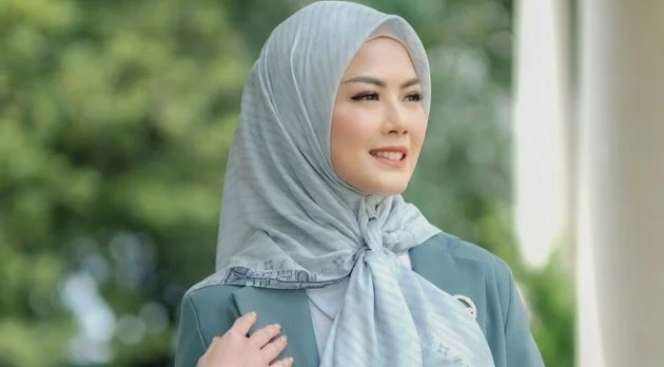 Jarang Tersorot, Potret Nita Gunawan dalam Balutan Hijab