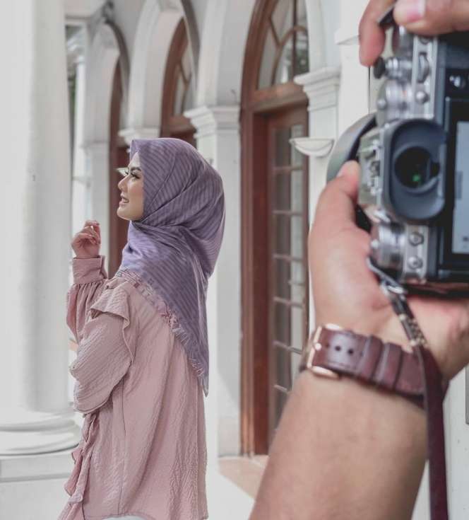 Jarang Tersorot, Potret Nita Gunawan dalam Balutan Hijab
