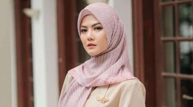 Jarang Tersorot, Potret Nita Gunawan dalam Balutan Hijab