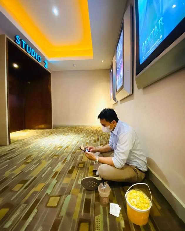 Momen Wakil Bupati Sahrul Gunawan Ngemper di Bioskop Bareng sang Anak, Netizen Salfok sama Putri Cantiknya Disebut Mirip Lisa BLACKPINK! 