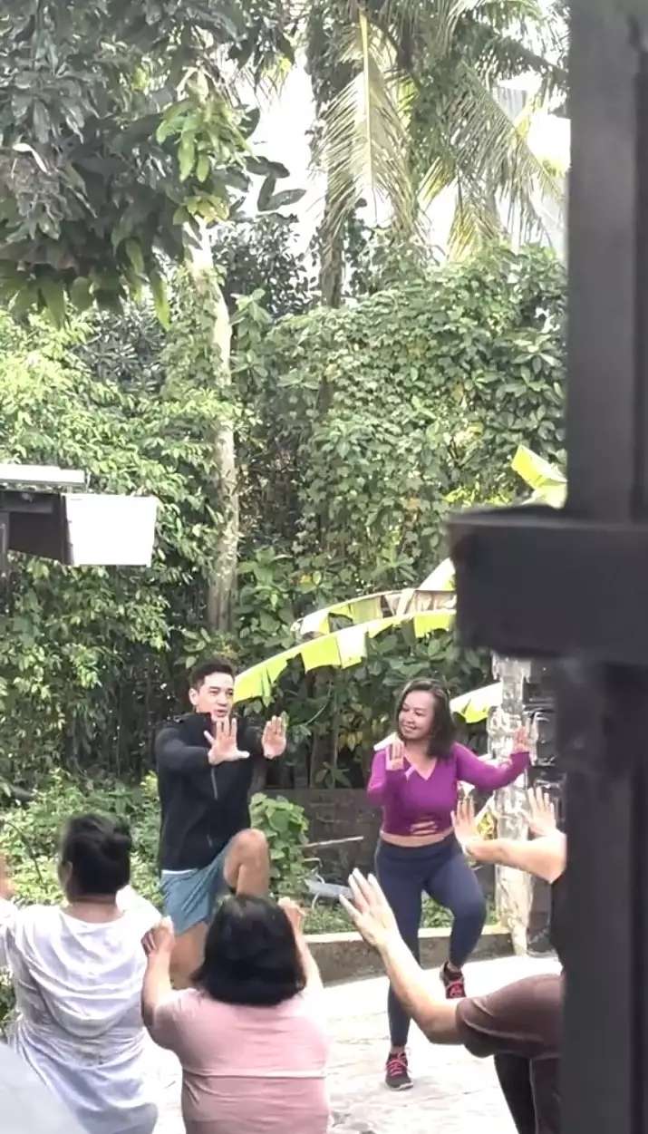 10 Gaya Artis Jadi Instruktur Senam, Anjasmara `Hot` Banget, Bikin Ibu-Ibu Heboh!