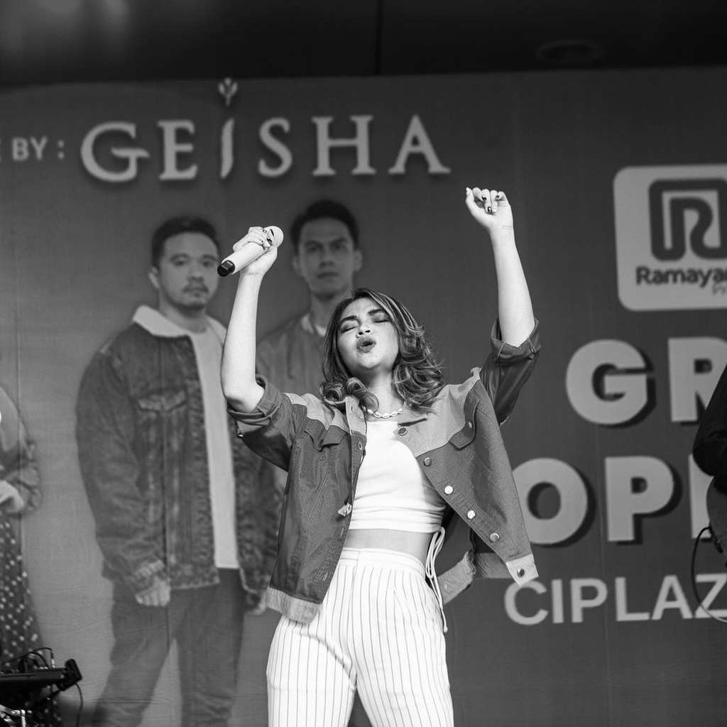 Potret Regina Poetiray Vokalis Baru Band Geisha, Pengganti Momo yang Suaranya Tak Kalah Cetar!