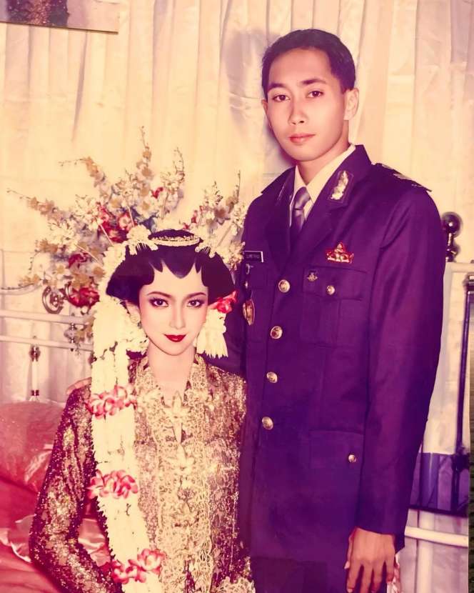 10 Potret Lawas Ibu Kombes Heni Tania saat Jadi Pengantin, Barbie Tercantik di Zamannya!