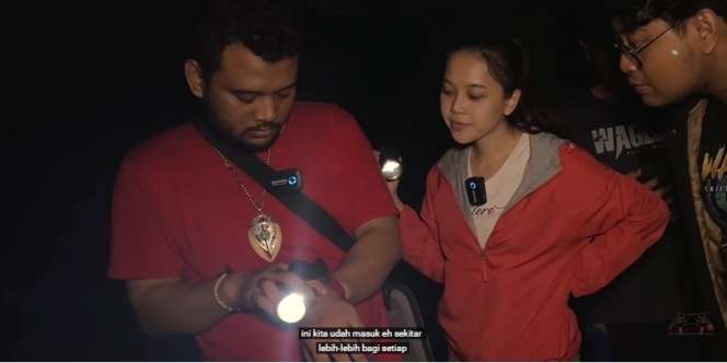 Panji Petualang Rekam Sosok Hantu Pocong Saat Berburu Ular di Hutan, Wujudnya Ngeri!