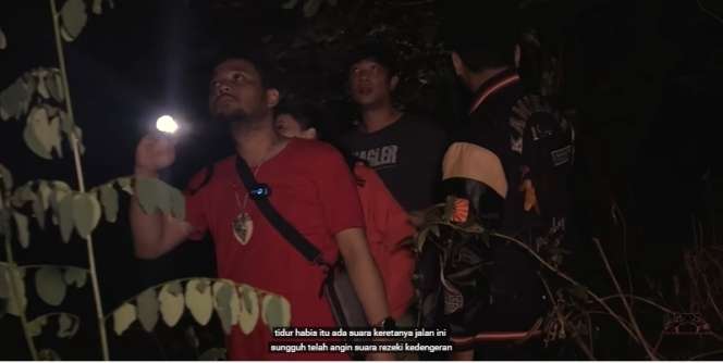 Panji Petualang Rekam Sosok Hantu Pocong Saat Berburu Ular di Hutan, Wujudnya Ngeri!