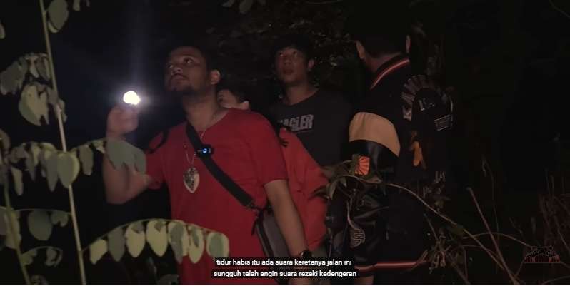 Panji Petualang Rekam Sosok Hantu Pocong Saat Berburu Ular di Hutan, Wujudnya Ngeri!