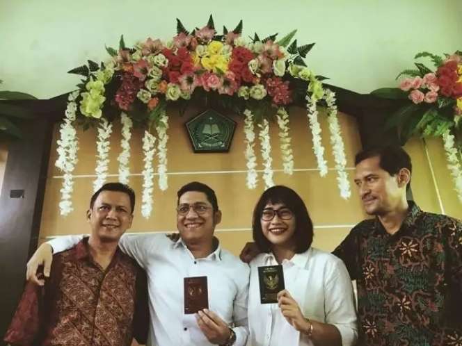 8 Potret Lawas Artis Menikah di KUA, Armand Maulana Masih Jadul & Sederhana Banget!