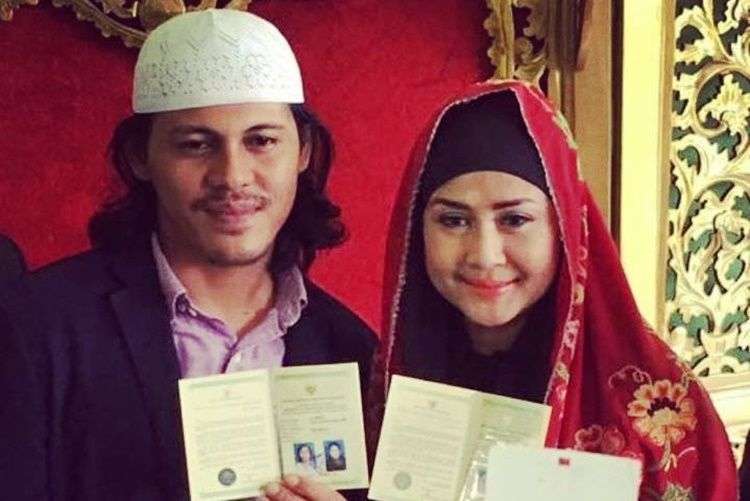 8 Potret Lawas Artis Menikah di KUA, Armand Maulana Masih Jadul & Sederhana Banget!
