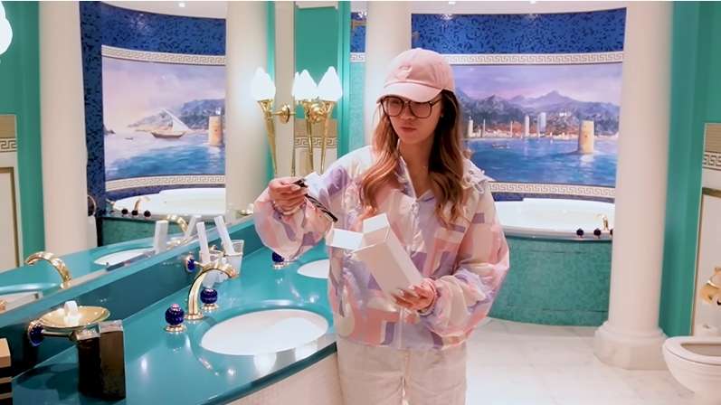 12 Potret Mewahnya Hotel Jessica Jane Liburan di Dubai, Rp40 Juta Semalam, Dimana-mana Emas!