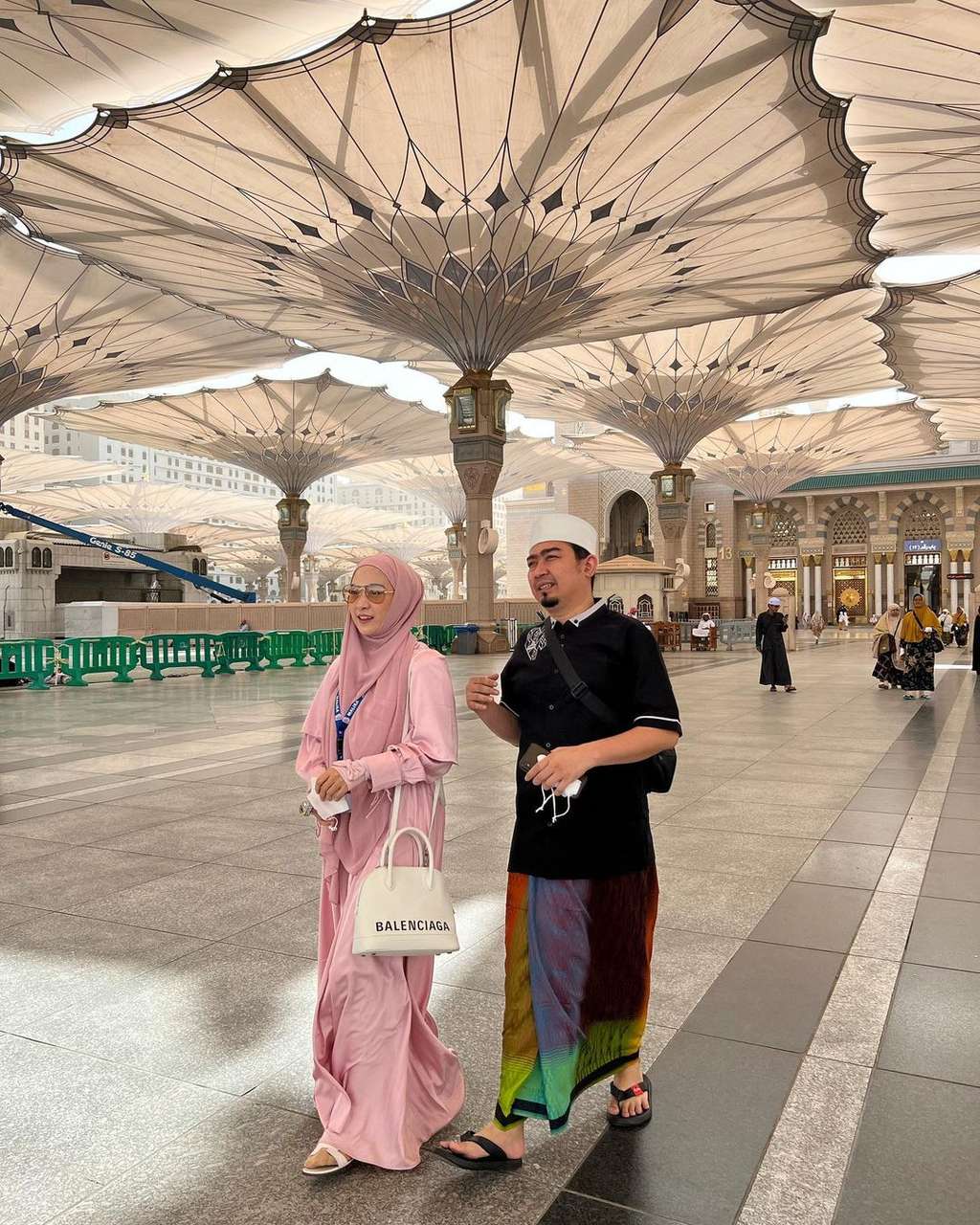 Sederet Pasangan Artis Dikenal Religius, Ada yang Mengikuti Jejak Suami Berhijrah 