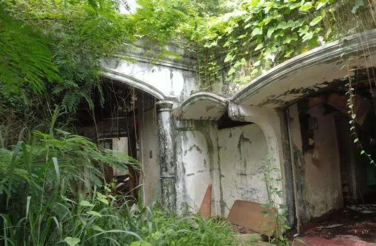 10 Potret Rumah Mewah Terbengkalai 20 Tahun Milik Artis Era 80-an, Bak Istana Penyihir, Kolam Renang Ngeri Banget!