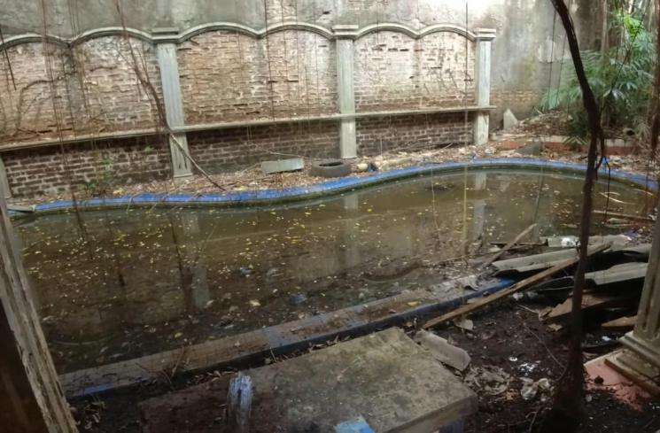 10 Potret Rumah Mewah Terbengkalai 20 Tahun Milik Artis Era 80-an, Bak Istana Penyihir, Kolam Renang Ngeri Banget!