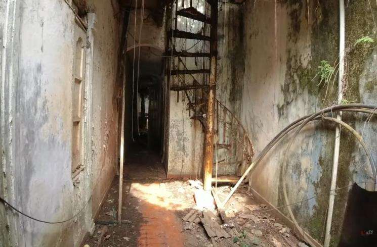 10 Potret Rumah Mewah Terbengkalai 20 Tahun Milik Artis Era 80-an, Bak Istana Penyihir, Kolam Renang Ngeri Banget!
