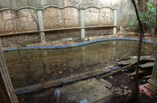 10 Potret Rumah Mewah Terbengkalai 20 Tahun Milik Artis Era 80-an, Bak Istana Penyihir, Kolam Renang Ngeri Banget!