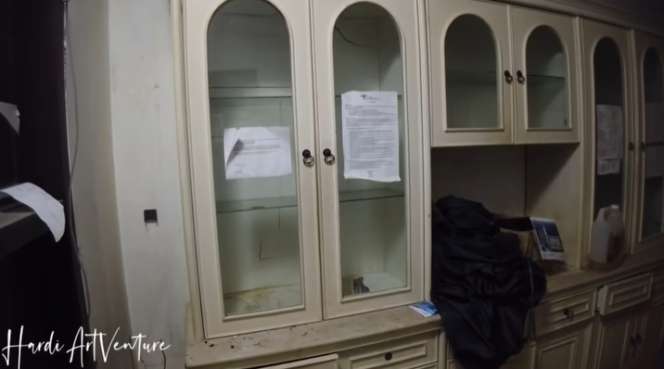 Potret Rumah Mewah Terbengkalai Milik Miliader, Kamar Utamanya Ada Cermin Berlapis Emas!