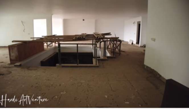 Potret Rumah Mewah Terbengkalai Milik Miliader, Kamar Utamanya Ada Cermin Berlapis Emas!