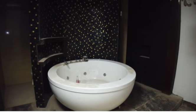 Potret Rumah Mewah Terbengkalai Milik Miliader, Kamar Utamanya Ada Cermin Berlapis Emas!