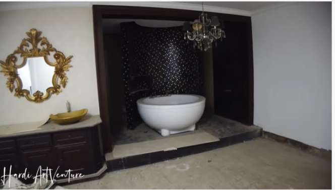 Potret Rumah Mewah Terbengkalai Milik Miliader, Kamar Utamanya Ada Cermin Berlapis Emas!
