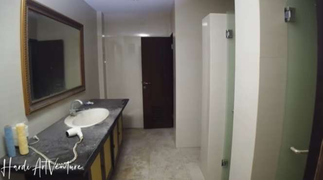 Potret Rumah Mewah Terbengkalai Milik Miliader, Kamar Utamanya Ada Cermin Berlapis Emas!