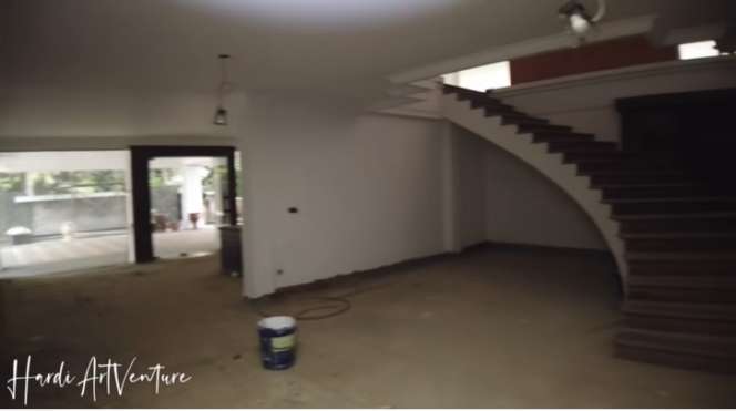 Potret Rumah Mewah Terbengkalai Milik Miliader, Kamar Utamanya Ada Cermin Berlapis Emas!