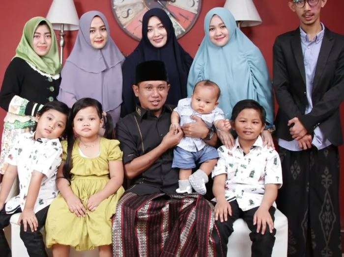 Ingat Lora Fadil? Anggota DPR yang Viral Bawa 3 Istri Cantik Saat Dilantik, Kini Kepergok Tidur di Ruang Rapat, Begini Nasibnya