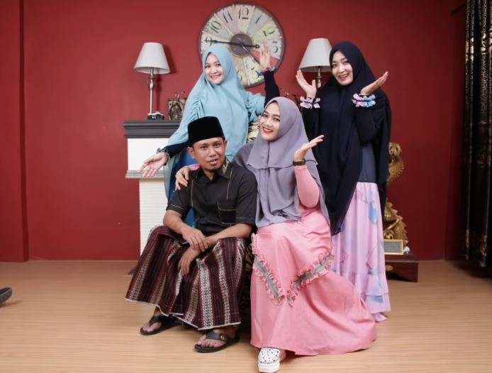 Ingat Lora Fadil? Anggota DPR yang Viral Bawa 3 Istri Cantik Saat Dilantik, Kini Kepergok Tidur di Ruang Rapat, Begini Nasibnya