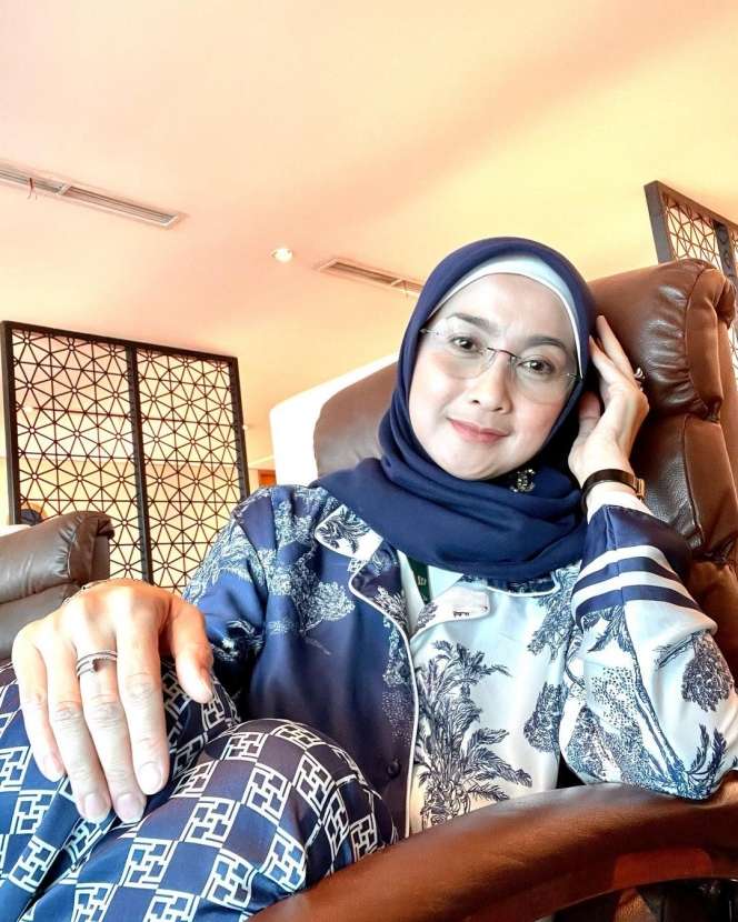 Potret Gaya Hijab Segiempat Desy Ratnasari saat Umrah Curi Perhatian