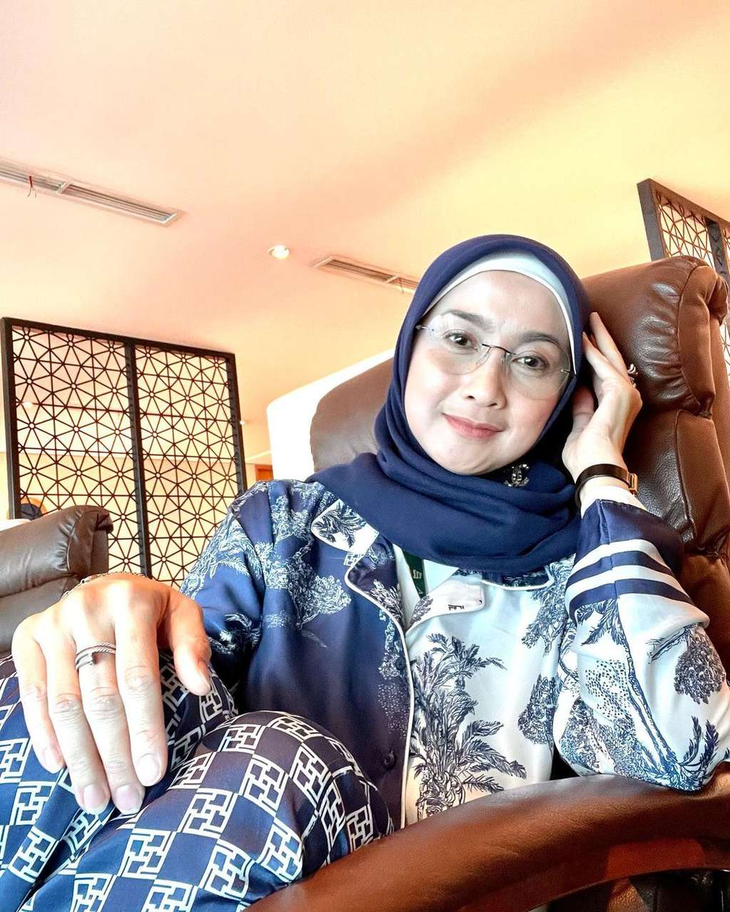 Potret Gaya Hijab Segiempat Desy Ratnasari saat Umrah Curi Perhatian