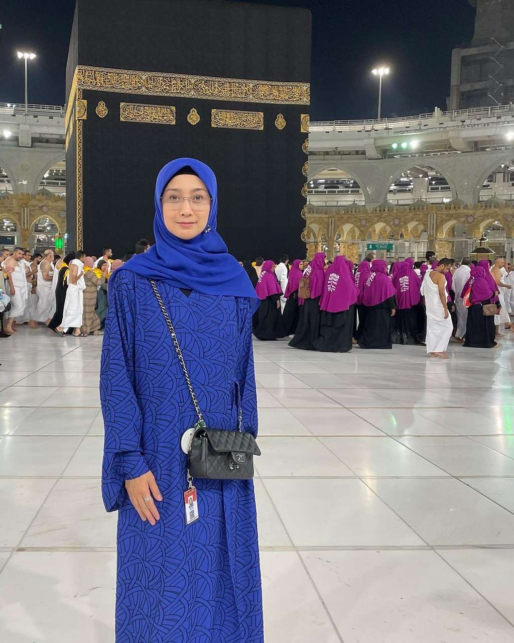 Potret Gaya Hijab Segiempat Desy Ratnasari saat Umrah Curi Perhatian