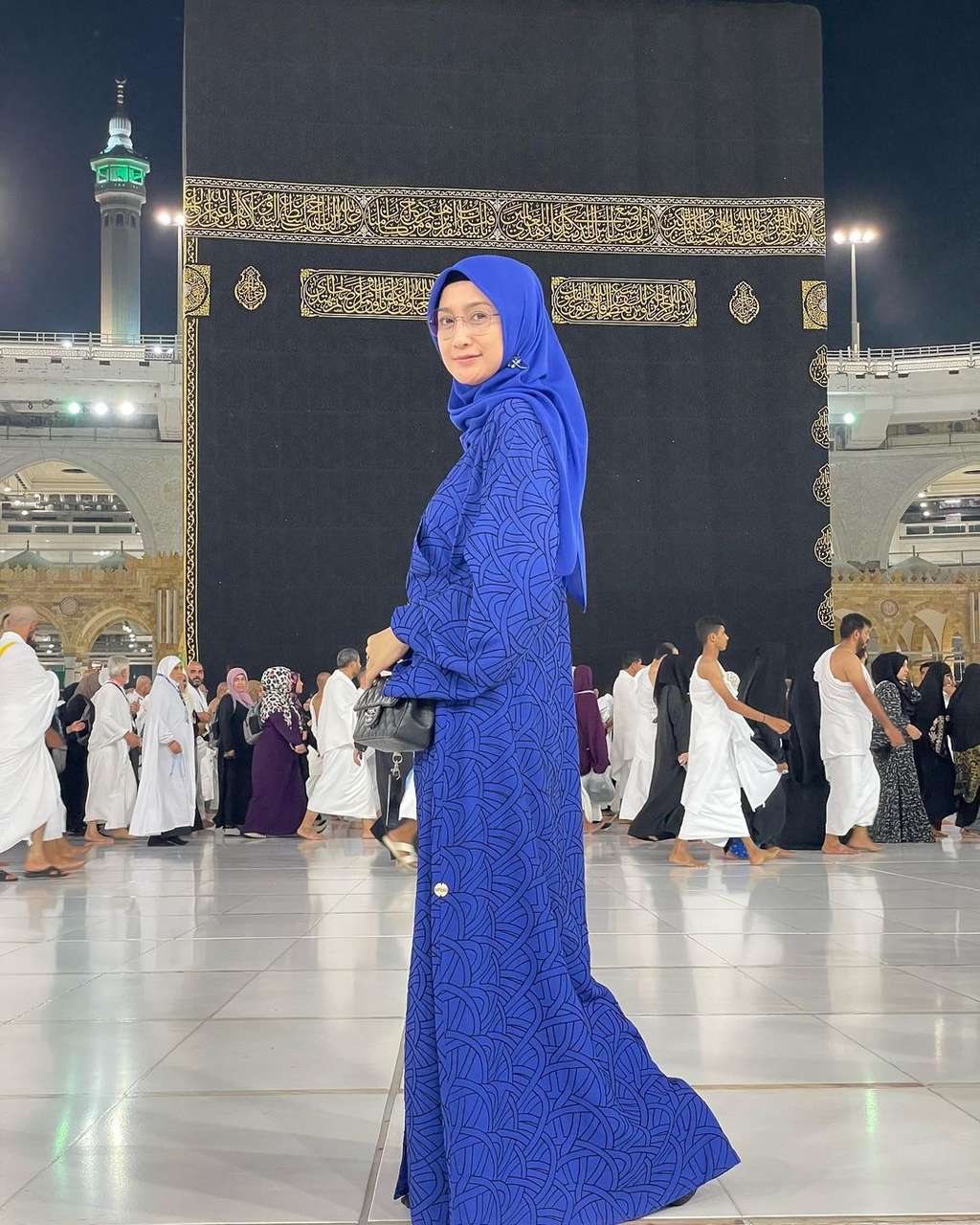Potret Gaya Hijab Segiempat Desy Ratnasari saat Umrah Curi Perhatian