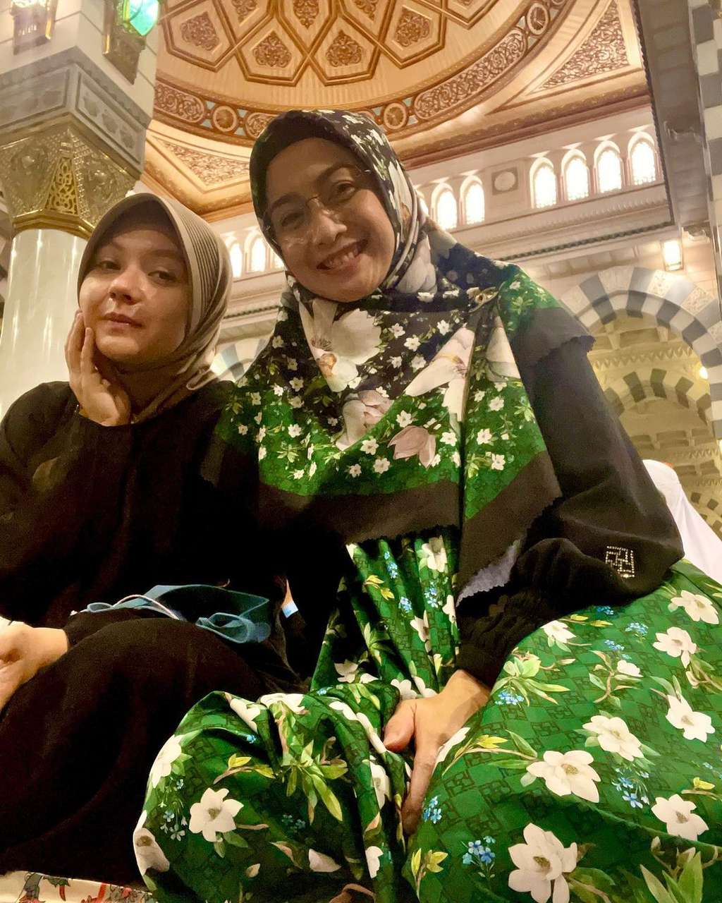 Potret Gaya Hijab Segiempat Desy Ratnasari saat Umrah Curi Perhatian