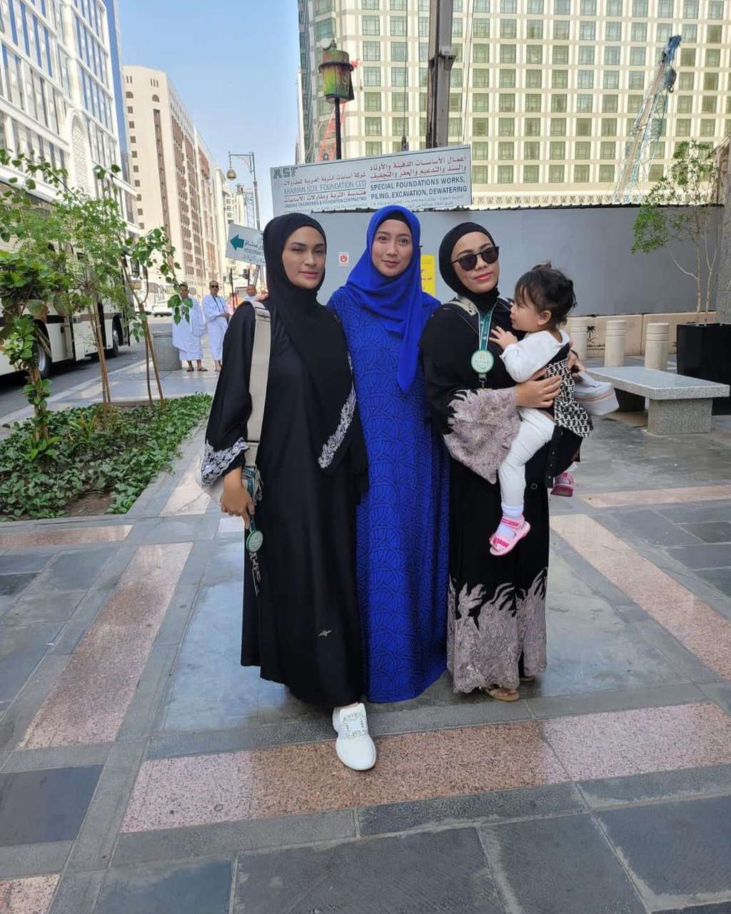 Potret Gaya Hijab Segiempat Desy Ratnasari saat Umrah Curi Perhatian