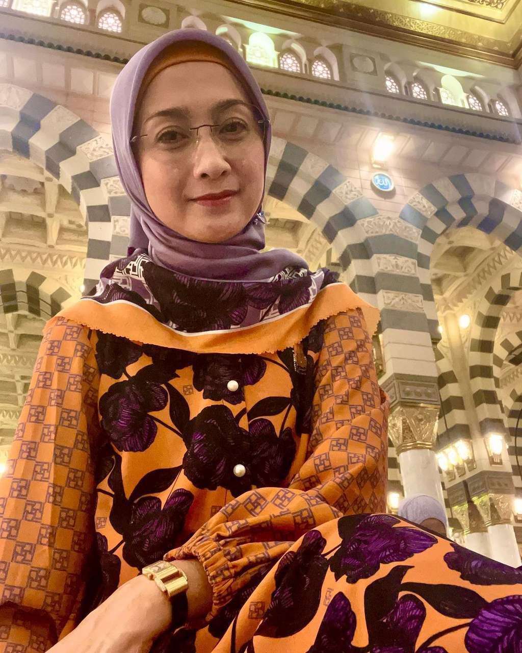 Potret Gaya Hijab Segiempat Desy Ratnasari saat Umrah Curi Perhatian