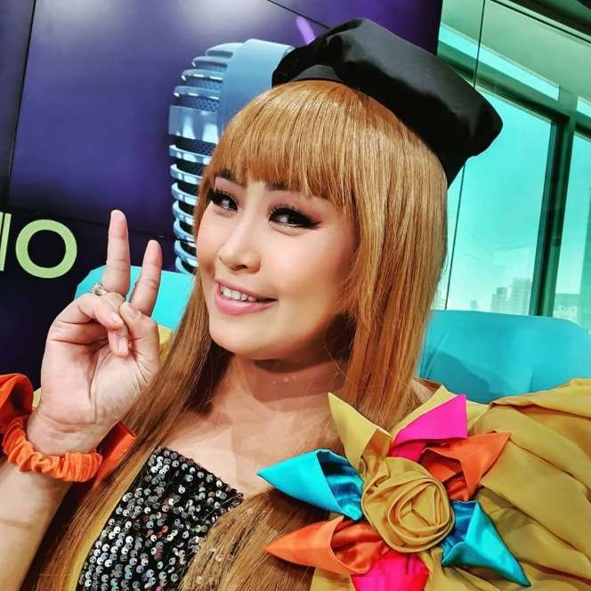 Viral Tiduran di Panggung Pakai Rok Mini, Ini 7 Kontroversi Pinkan Mambo, Pernah Gagal Nikah Karena Hamil