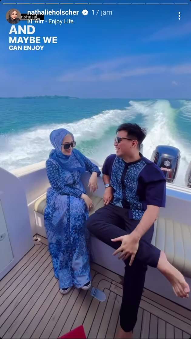 Potret Nathalie Holscher dan Frans Faisal Jalani Pemotretan Pakai Baju Couple