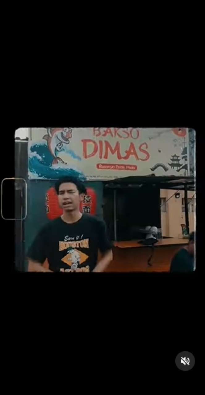 9 Potret Dimas Ahmad Kembali Jualan Bakso, Kini Pakai Rombong Kecil Bernuansa Jepang 