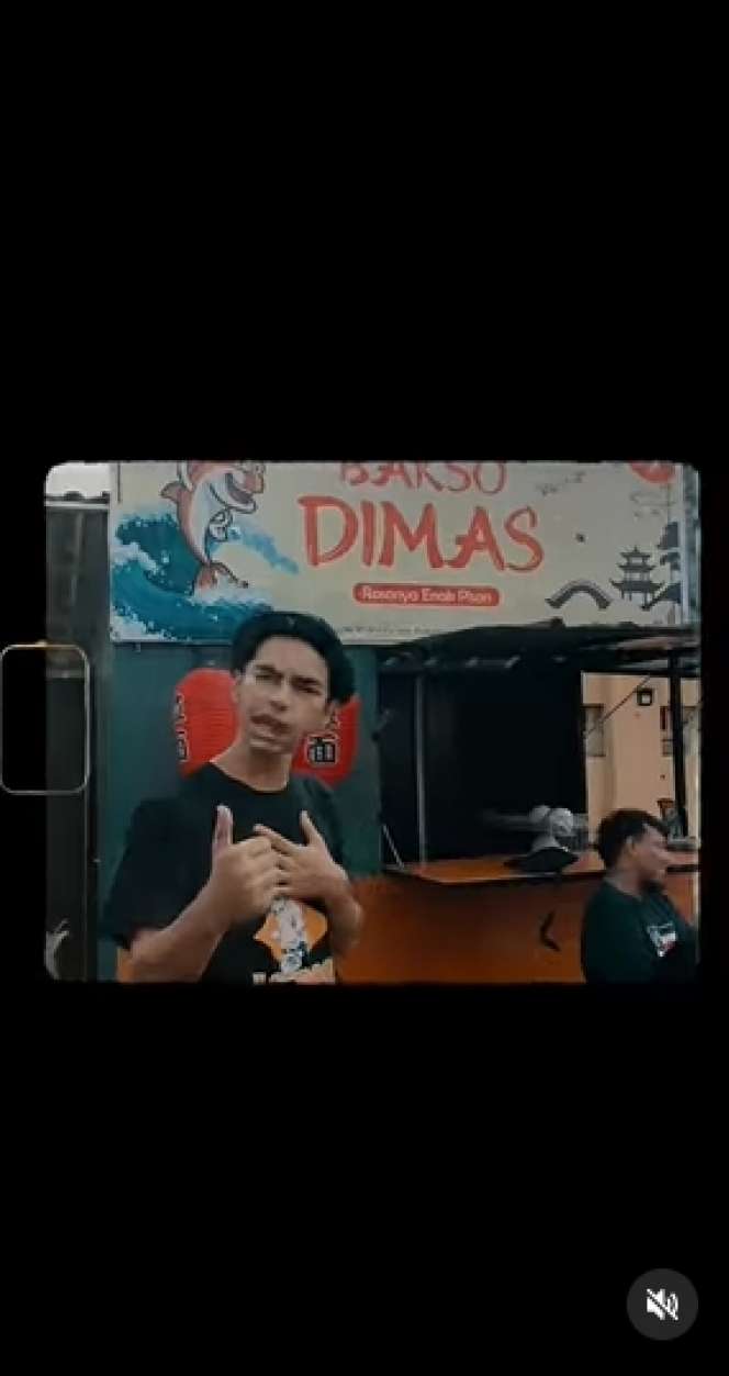 9 Potret Dimas Ahmad Kembali Jualan Bakso, Kini Pakai Rombong Kecil Bernuansa Jepang 