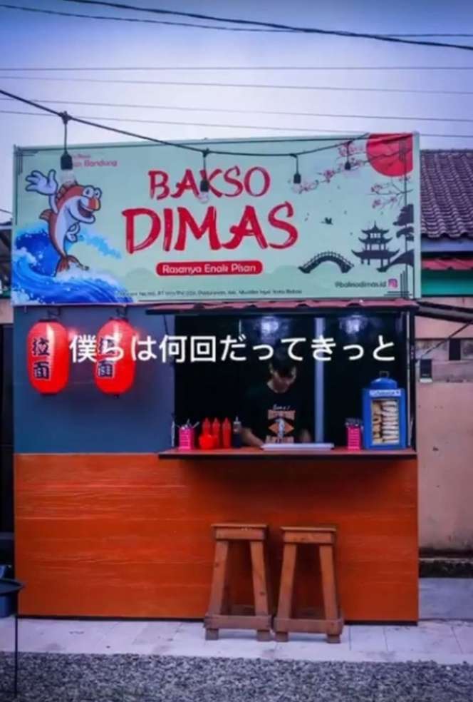 9 Potret Dimas Ahmad Kembali Jualan Bakso, Kini Pakai Rombong Kecil Bernuansa Jepang 