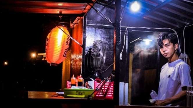 9 Potret Dimas Ahmad Kembali Jualan Bakso, Kini Pakai Rombong Kecil Bernuansa Jepang 