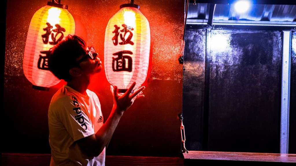 9 Potret Dimas Ahmad Kembali Jualan Bakso, Kini Pakai Rombong Kecil Bernuansa Jepang 