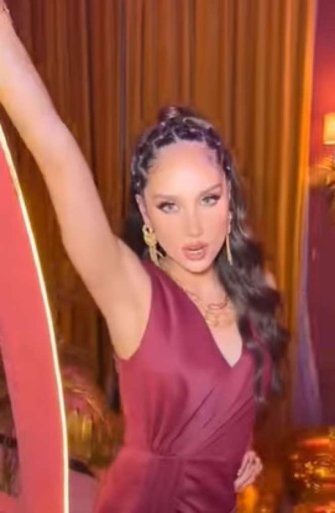 Bertabur Emas, Penampilan Cinta Laura Disorot