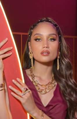 Bertabur Emas, Penampilan Cinta Laura Disorot